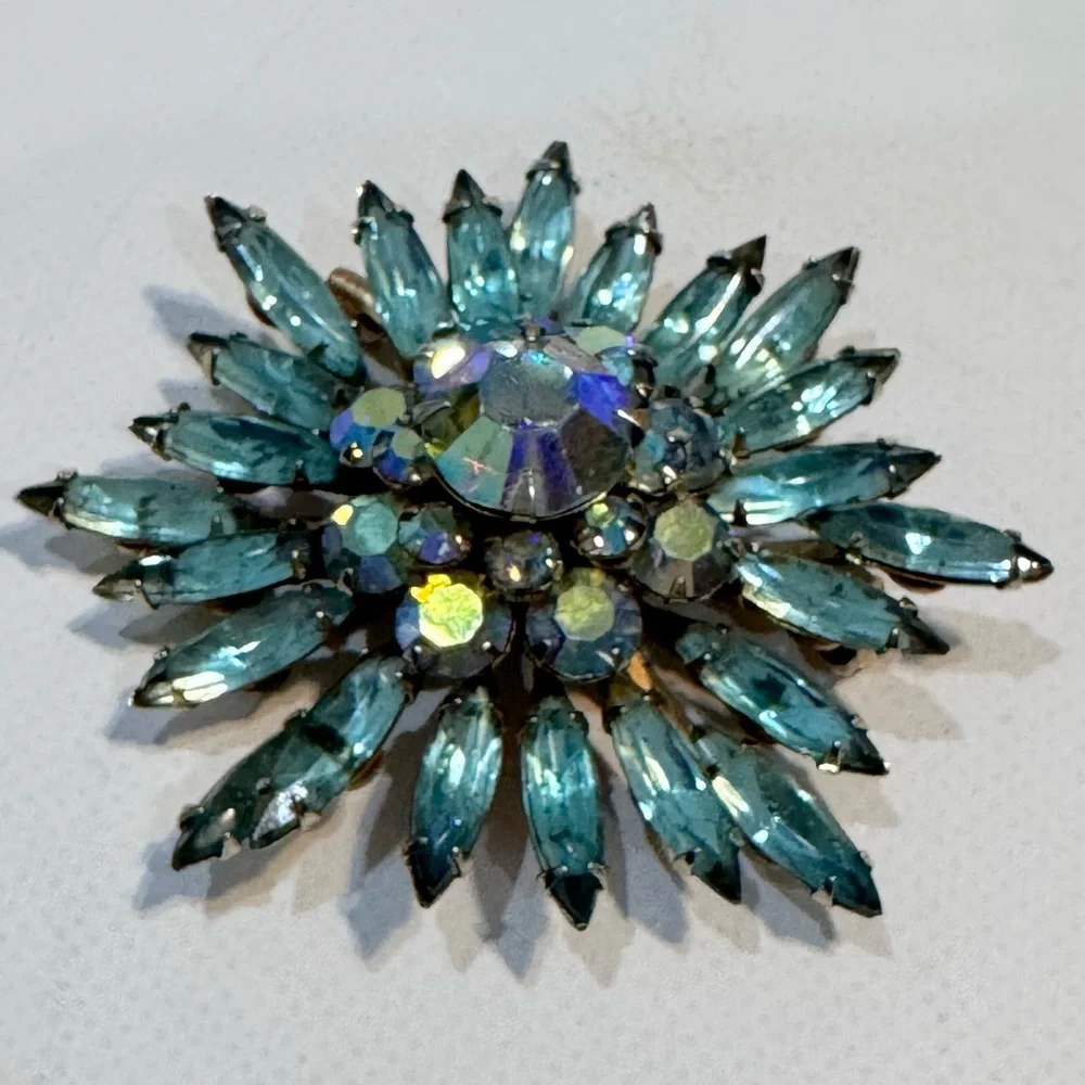 Vintage Unsigned Aqua Blue AB Crystal Navette Starburst Flower Brooch Pin - Picture 11 of 11